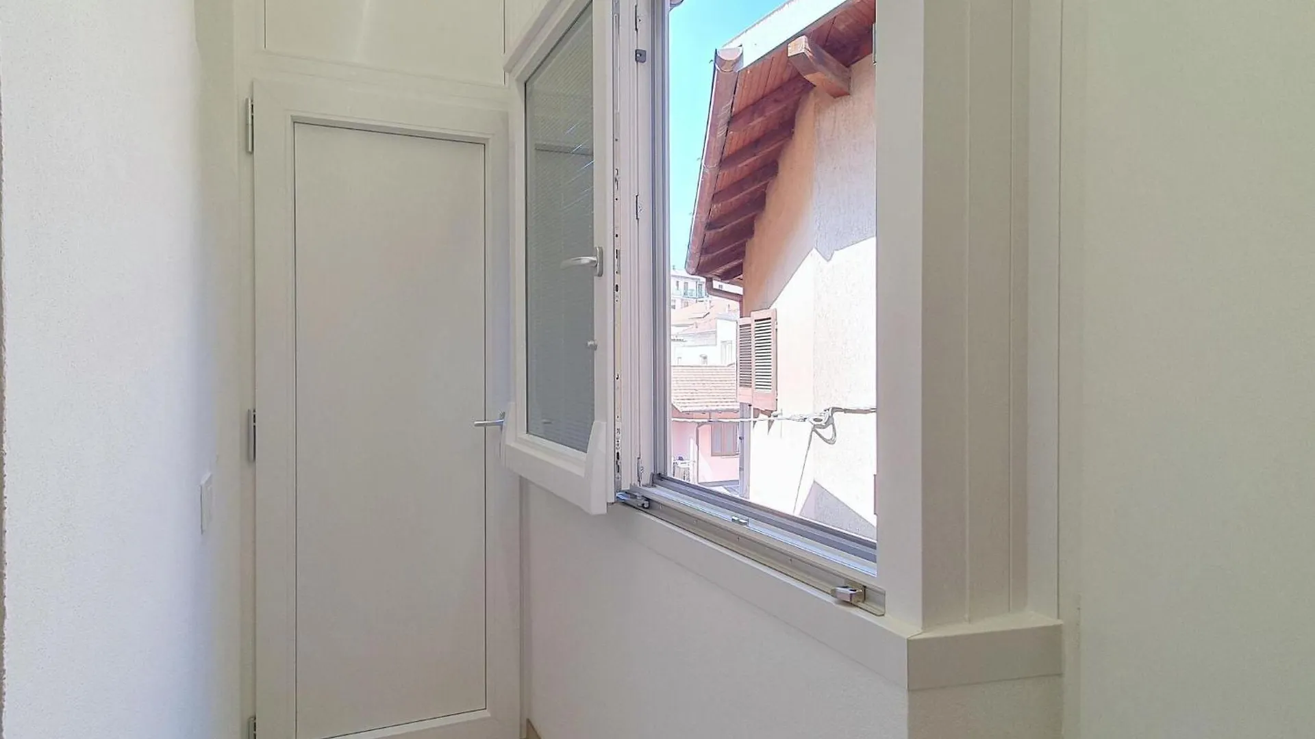 Modern Two-Room Apartment Luino 0*,